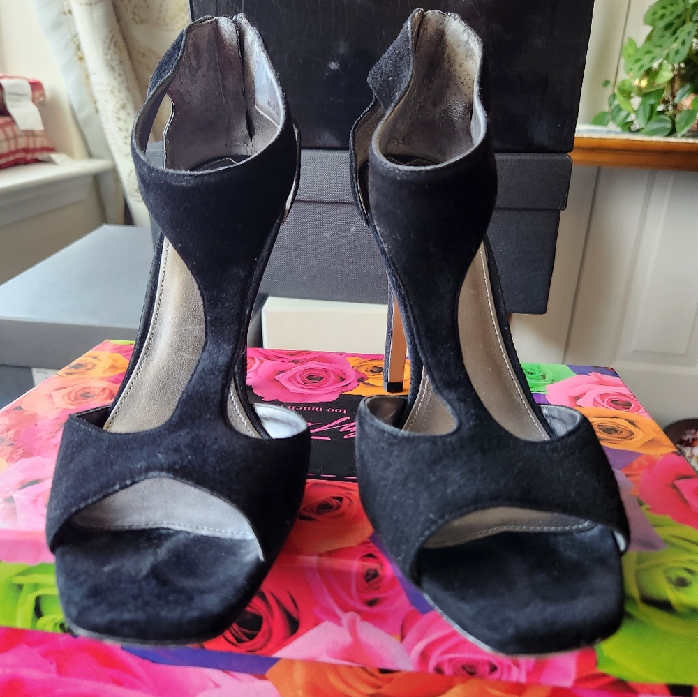 Women's Via Spiga black suede heels. Size 7M.